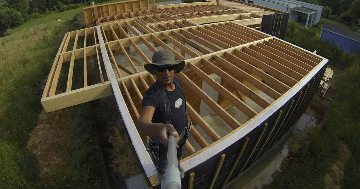 selfie d'ismael sur son chantier de charpente bois