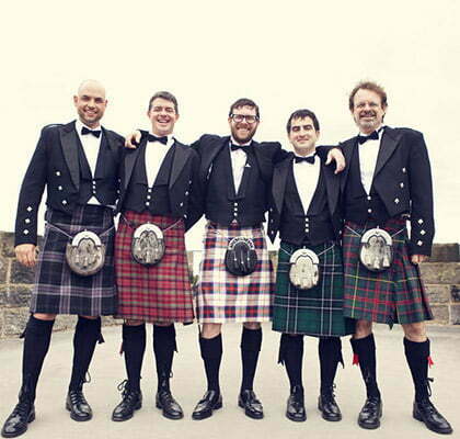 des hommes posent en kilt lors d un mariage ecossais