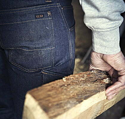 charpentier en jean de travail