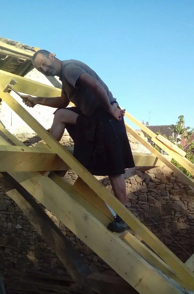 Un couvreur en kilt de travail, un vêtement de travail confortable