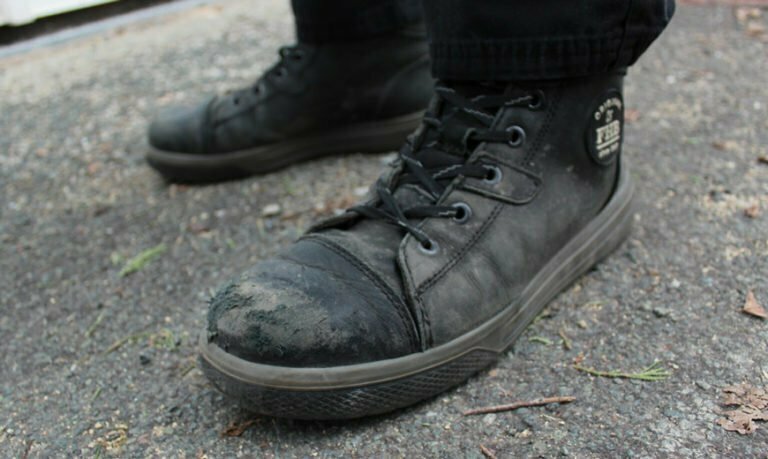 Une photo des chaussures de sécurité FHB Linus, portées par une personne travaillant dans la logistique